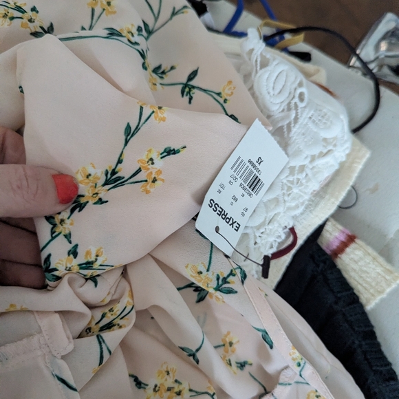 NEW Women's Express Light Pink Floral Wrap Top XS - Picture 5 of 5